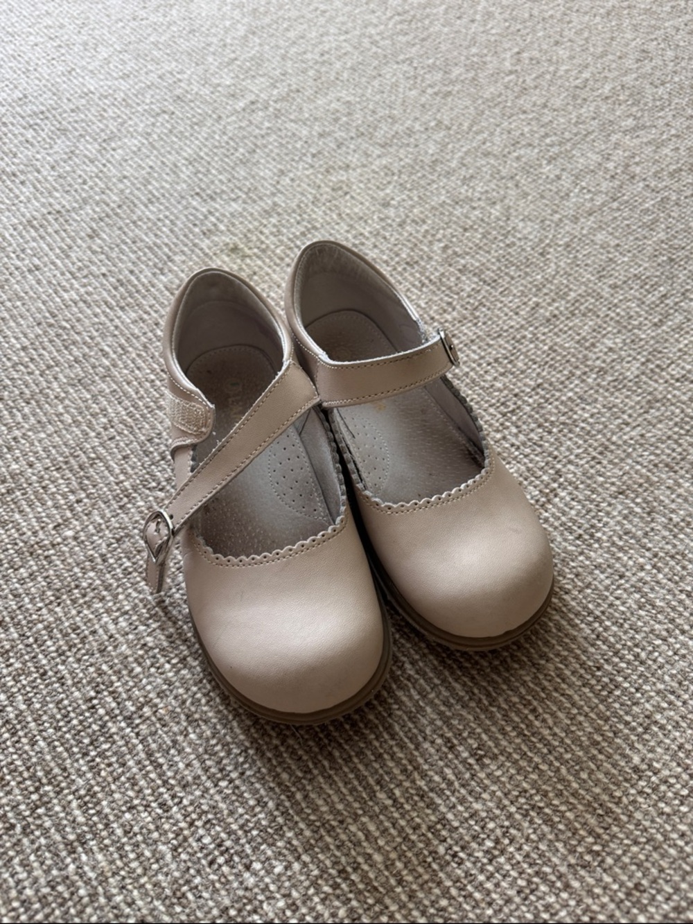 L’amour Girls Scalloped Strap Dress Shoes in Light Beige